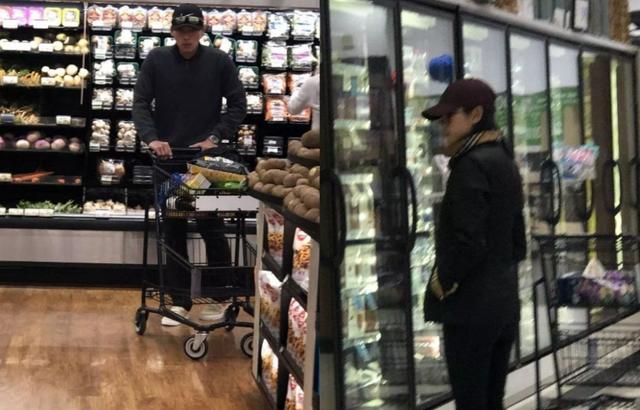 打败全智贤,撩倒宋慧乔前男友,37岁被小6岁奶狗“恋”上