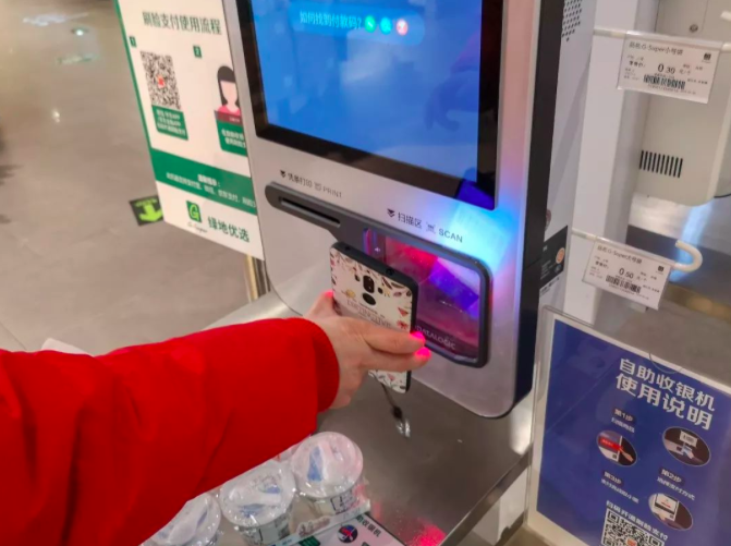 移动支付、网上购物难倒老人：用一次自助结账，血压都高了
