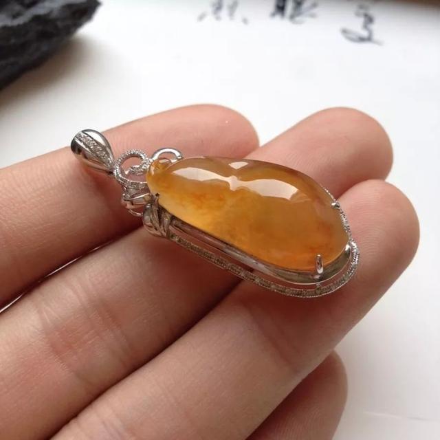 你认得出黄翡和黄龙玉吗?这两种玉石,哪种比较好?