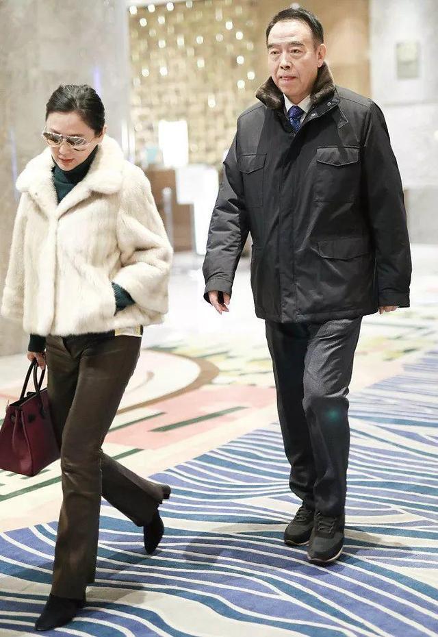 50岁陈红这么老了?穿的的牛仔裤还是80年代老款式!