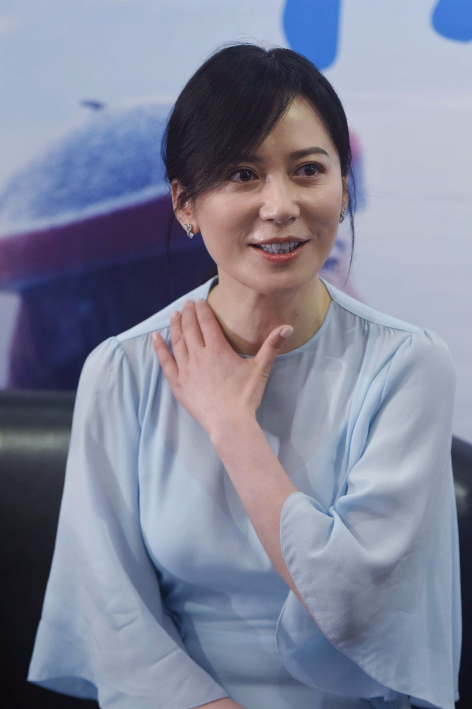 哪有甚么冻龄?俞飞鸿化浓妆都遮不住的细纹,生图不敢看!