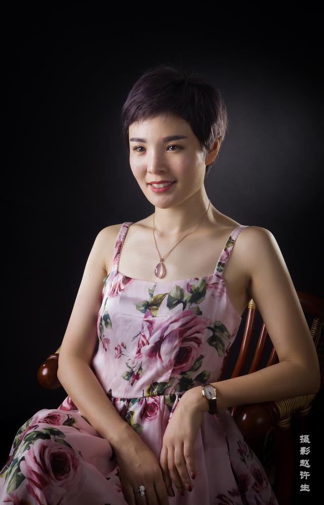 如何在摄影棚中用纯色背景拍出美女人像照?这4点技巧需参考