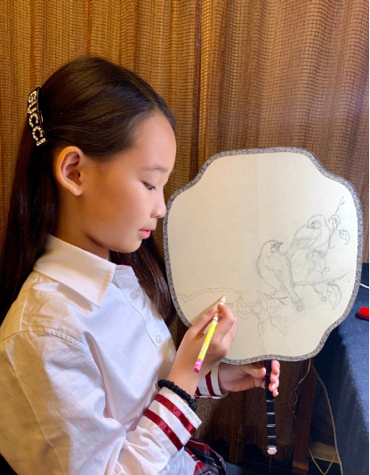赵文卓晒11岁大女儿画作，画面栩栩如生太精致了