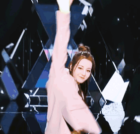 迪丽热巴挑战男团舞比表情管理更有料的的是她的妆发搭配