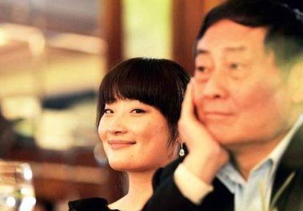 娃哈哈公主无缘接班，身家30亿美元却和父亲竞争，37岁仍单身