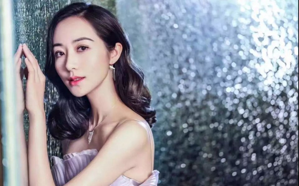 强捧崩了！承包芒果台，资源逆天，难道她真是个“空壳花瓶”？