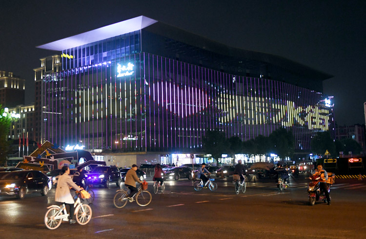 秀水街"新装"点亮夜景 迎接"一带一路"峰会召开__凤凰网