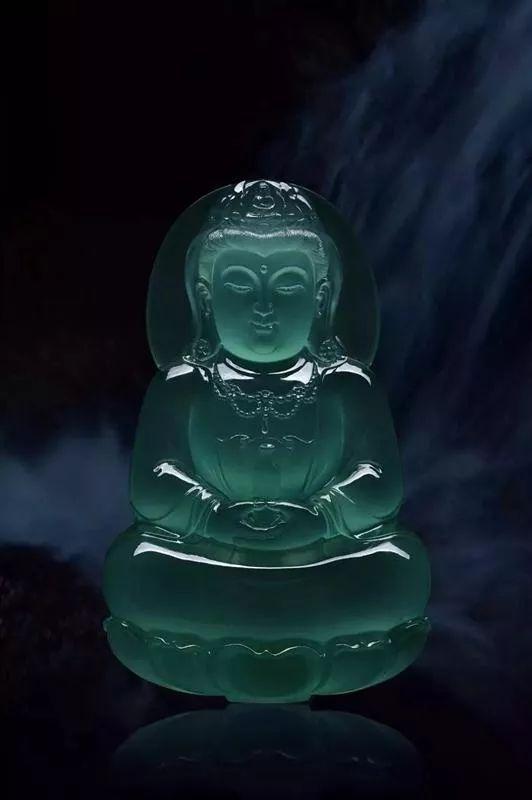 老蓝水翡翠的价格怎么样?为什么老蓝水翡翠是黑的?