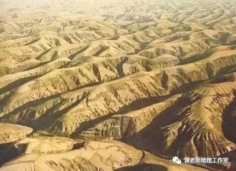 长条状的黄土丘陵为梁.