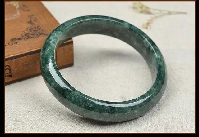 油青种翡翠价格亲民,该如何区分不同档次的油青色翡翠的价格?