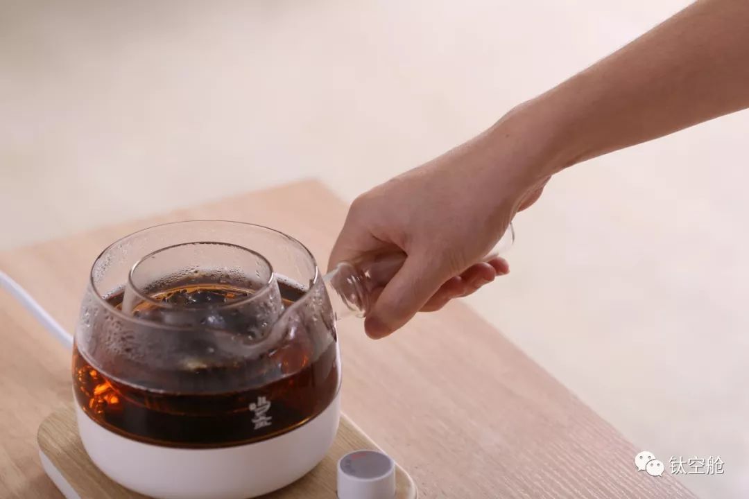 用它爱上喝水，每天八杯都不够