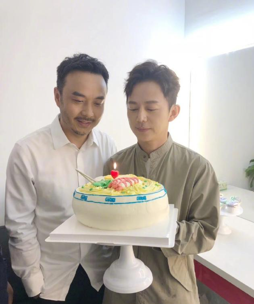 汪涵为何炅庆45岁生日，生日蛋糕上的面条亮了