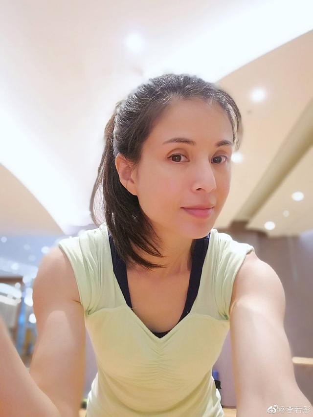 炎亚纶妈妈真硬核,他和恋人打电话用分机听,考试少考6分都不行