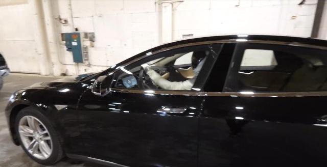 有人把特斯拉改成了防弹车！