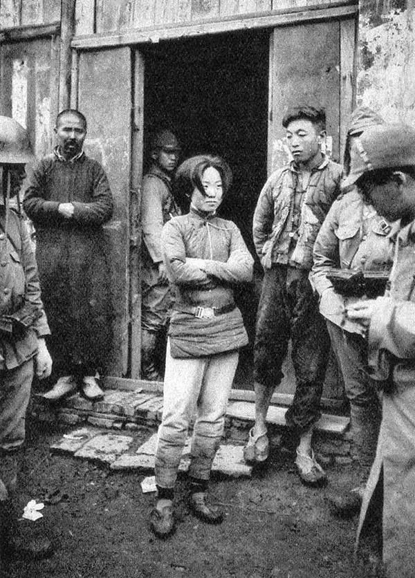 1938年4月24日,安徽和县,被日军俘虏的只有20岁的中国女兵成本华,这是