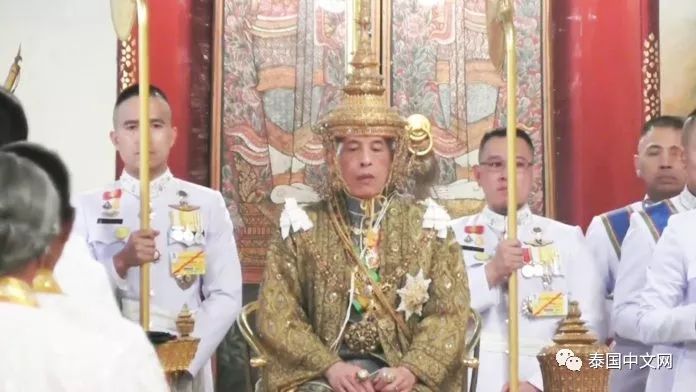 泰国十世王正式加冕,百姓呼喊万岁,王后跪拜诗琳通公主