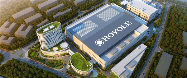 模特手提全球首款柔性屏手袋走秀:画面炫酷