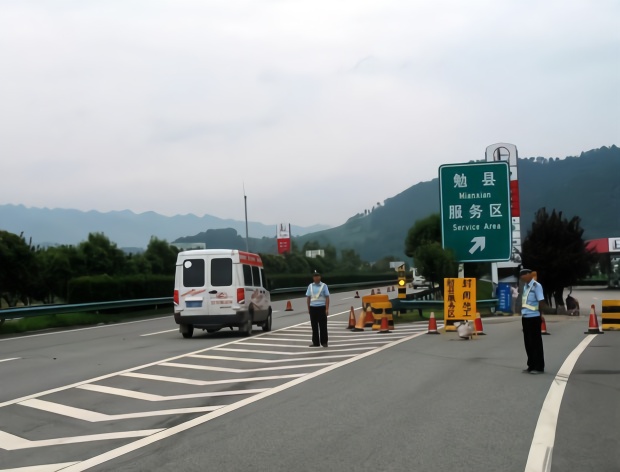 在高速上经过这些地方，不打起十二分精神小心出现危险