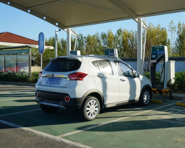 节假日跑趟高速，就可以看出新能源汽车的短处，车主：很郁闷