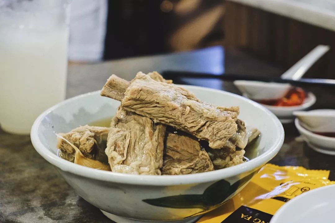 路边摊尝遍米其林!在这座被忽略的美食之城,48小时吃到撑…