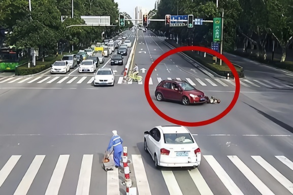 开车撞人后不先垫医药费，坚持走保险违法吗？早点清楚为好