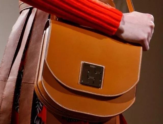 LV、Gucci这几款冷门包真是吊打所有经典款！（爱马仕皮带怎么带）