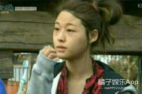 她发这张素颜照经过公司同意没？