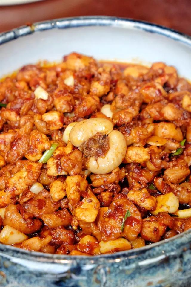 贵阳辣子鸡没有糍粑辣椒的抚慰，只能算辣鸡
