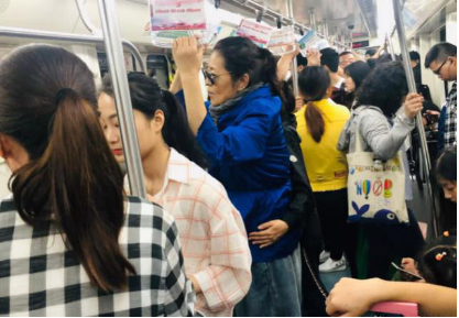 60岁倪萍挤地铁很淡定，助理全程扶腰无人让座