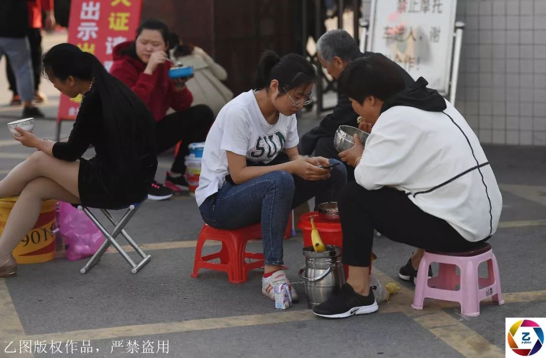 实拍高考镇陪读家长壮观送餐场面,孩子离去后,默默吃剩下的饭菜