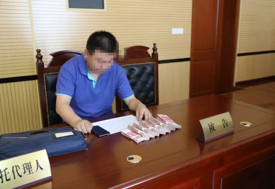 徽县法院举行农民工工资案件款发放仪式 5月23日,徽县人民法院江洛
