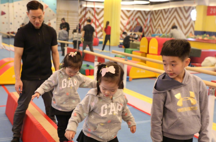 杨威亲自指导3个孩子学体操，杨阳洋与妹妹的身高差太萌了