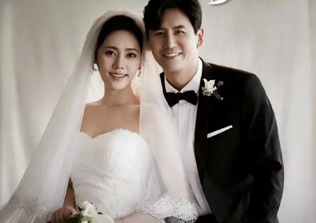 秋瓷炫于晓光婚纱照曝光，两人脸上写满幸福为5月29日婚礼预热