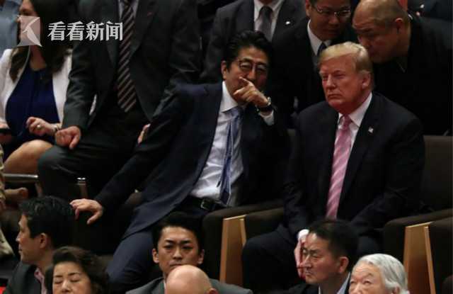 琢磨关税?特朗普看相扑赛双唇紧闭一脸不悦