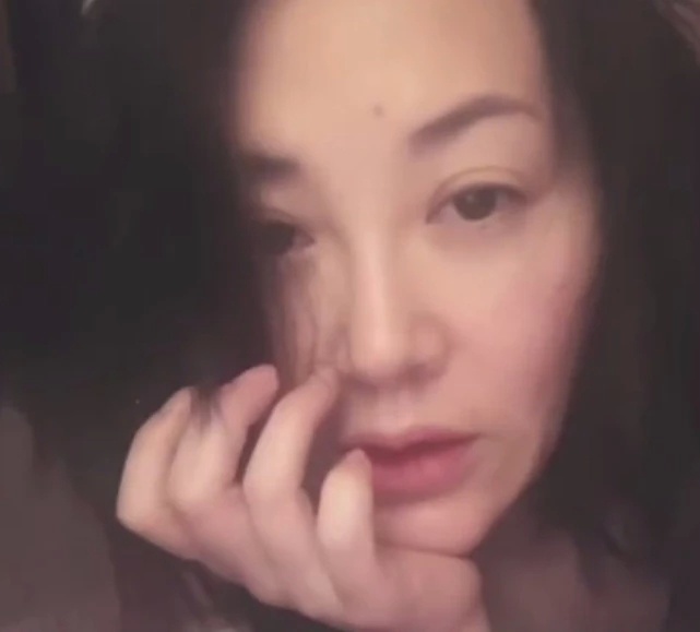 许晴一起床就自拍，不但曝光50岁素颜还意外公开奢华豪宅