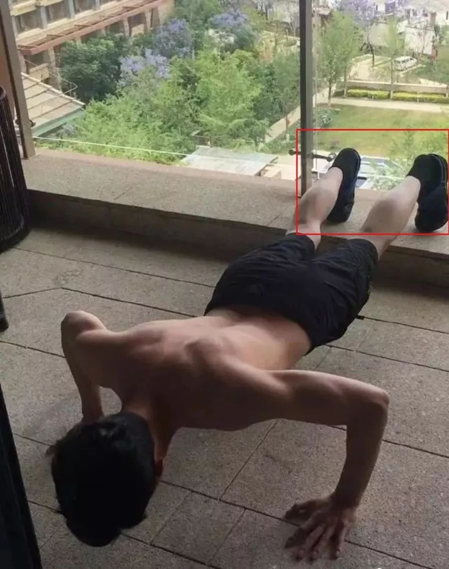黄磊身材实在辣眼睛，谁给的勇气让中年男星把油腻肚腩当资本?