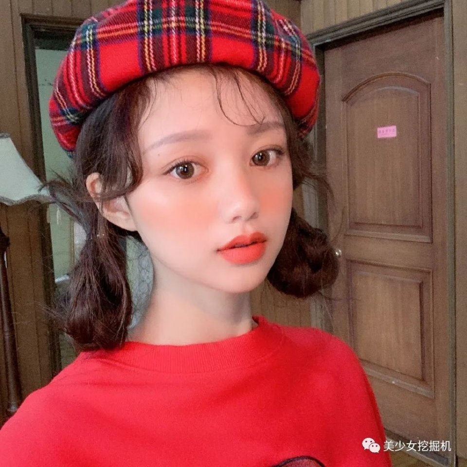高三因撞脸何炅赵薇上热搜，毕业后隐姓埋名当模特也难逃走红！