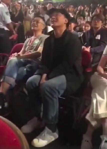 偶像陈奕迅来听自己演唱会，林宥嘉激动在台上比心