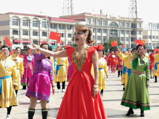 乌兰图雅携力作《草原儿女心向党》走进内蒙古红色革命发祥地土默特左旗拍摄MV
