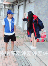 捧腹动图:漂亮妹子接球方式就是不一样!