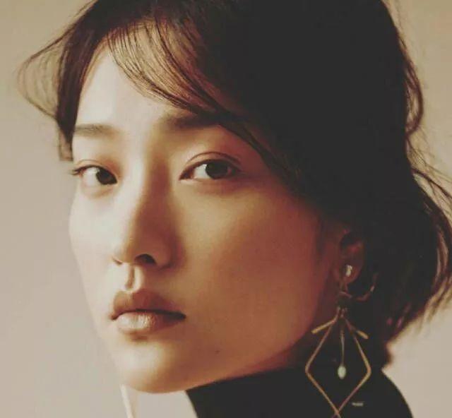 大家心目中的文艺女神虽然是内牛五方脸，但下唇暗藏着小心机