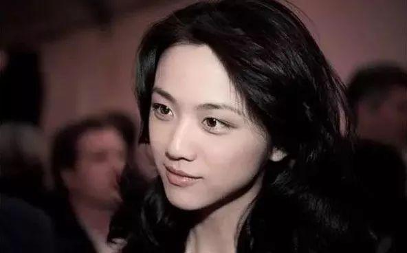 大家心目中的文艺女神虽然是内牛五方脸，但下唇暗藏着小心机