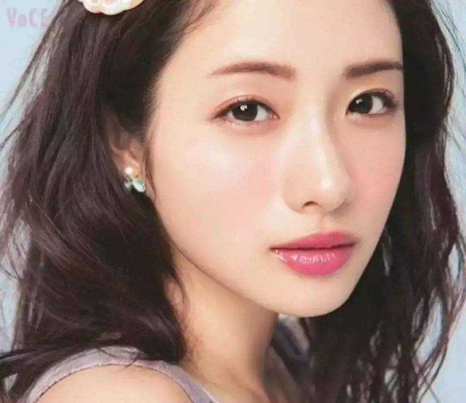 大家心目中的文艺女神虽然是内牛五方脸，但下唇暗藏着小心机