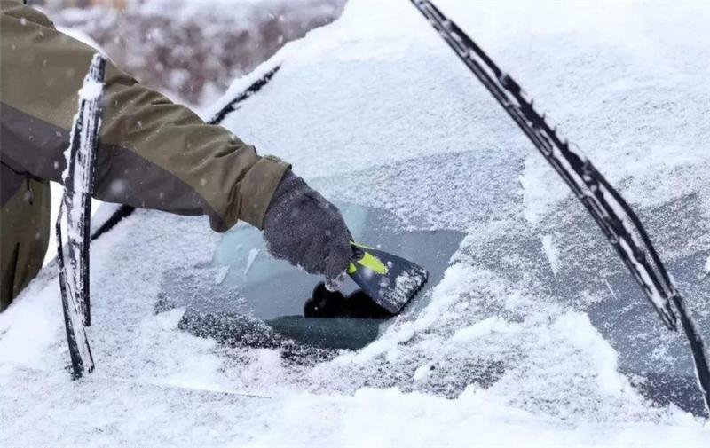 为什么有人会在下雪天将雨刷竖起来呢？