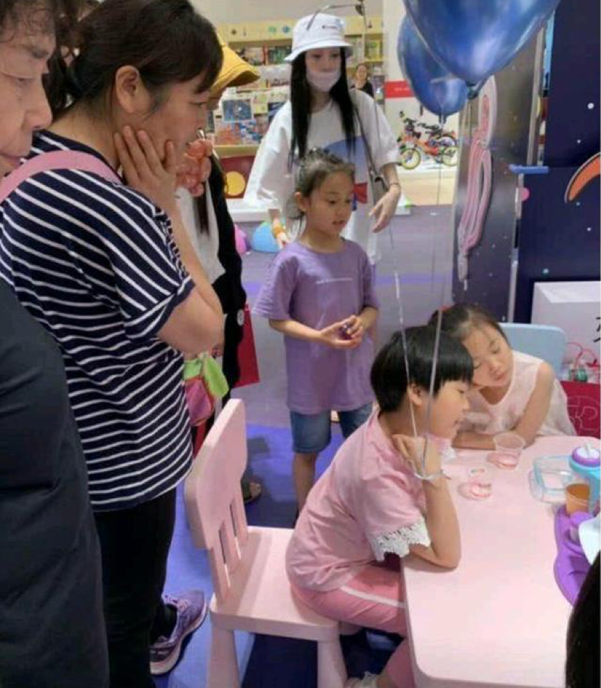 网友偶遇李小璐带甜馨逛街，6岁甜馨皮肤黝黑长高了不少