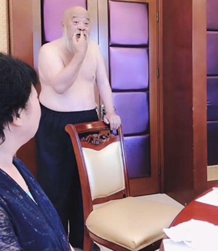 64岁笑星李琦与一桌女性聚餐赤裸上身，网友：没素质！