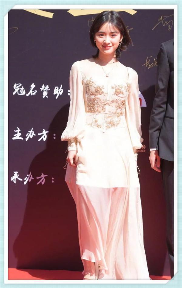 沈月好不容易凭拖地长裙穿出大长腿,又穿超短裙暴露缺陷,没救了