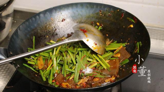 1把韭菜,1块鸭血,多加这一步,鸭血不会散块,营养鲜嫩还清肠