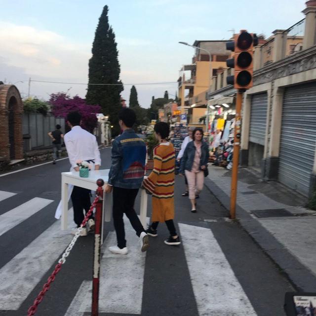 网友意大利偶遇《中餐厅》录制 黄晓明杨紫王俊凯街头合力搬桌子