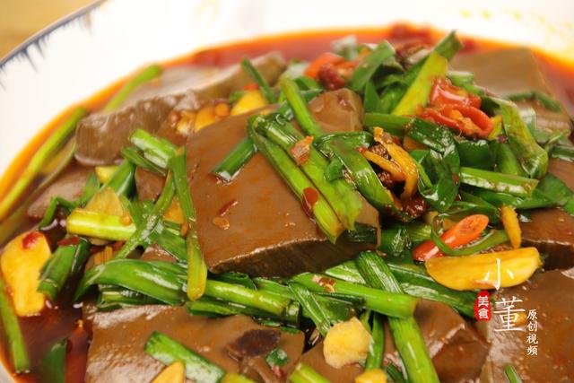 1把韭菜,1块鸭血,多加这一步,鸭血不会散块,营养鲜嫩还清肠